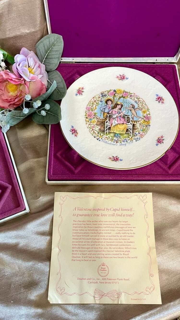 Set of 3 Vintage Royal Doulton Valentine's Day Collector Plates (1976, 1977, 197 - Picture 5 of 7